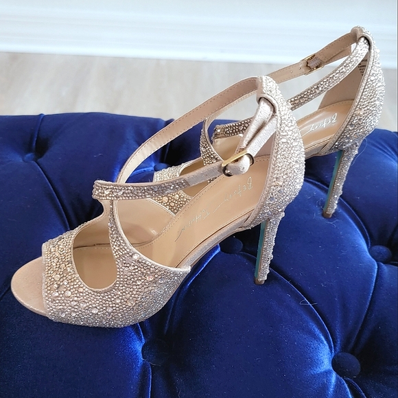 NEW. BLUE BY BETSEY JOHNSON Sage Evening Sandals in Light Gold - Picture 6 of 13